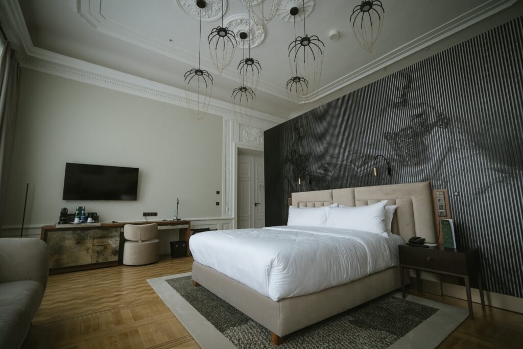 frugal flyer nypt6hsgqoc unsplash (1)